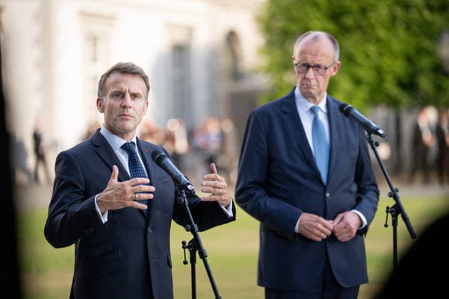 Besuch des Praesidenten der Franzoesischen Republik beim Bundeskanzler in Bensberg am Vorabend zum 26. Deutsch-Franzoesischen Ministerrat Bundeskanzler Friedrich Merz gemeinsam mit Emmanuel Macron Praesidenten der Franzoesischen Republik, wahrend der gemeinsamen Pressestatement zum Besuch des Praesidenten der Franzoesischen Republik im Innenhof des Althoff Grandhotel Schloss Bensberg, Bensberg, 16.07.2026 Bensberg Nordrhein-Westfalen Deutschland
