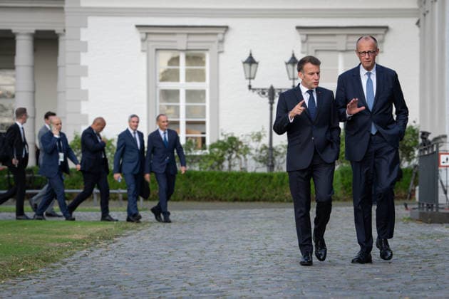 Besuch des Praesidenten der Franzoesischen Republik beim Bundeskanzler in Bensberg am Vorabend zum 26. Deutsch-Franzoesischen Ministerrat Bundeskanzler Friedrich Merz gemeinsam mit Emmanuel Macron Praesidenten der Franzoesischen Republik, im Innenhof des Althoff Grandhotel Schloss Bensberg auf dem Weg zu gemeinsamen Gespraechen im Rahmen des Besuch des Praesidenten der Franzoesischen Republik im Innenhof des Althoff Grandhotel Schloss Bensberg, Bensberg, 16.07.2026 Bensberg Nordrhein-Westfalen Deutschland