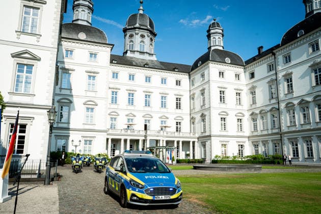 Besuch des Praesidenten der Franzoesischen Republik beim Bundeskanzler in Bensberg am Vorabend zum 26. Deutsch-Franzoesischen Ministerrat Impression des Innenhof des Althoff Grandhotel Schloss Bensberg nach Ankunft des Bundeskanzlers mit Polizeieskorte, Bensberg, 16.07.2026 Bensberg Nordrhein-Westfalen Deutschland