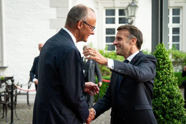 Besuch des Praesidenten der Franzoesischen Republik beim Bundeskanzler in Bensberg am Vorabend zum 26. Deutsch-Franzoesischen Ministerrat Emmanuel Macron Praesidenten der Franzoesischen Republik, bei seiner Ankunft und Begruessung mit Umarmung durch den Bundeskanzler Friedrich Merz vor dem Althoff Grandhotel Schloss Bensberg, Bensberg, 16.07.2026 Bensberg Nordrhein-Westfalen Deutschland
