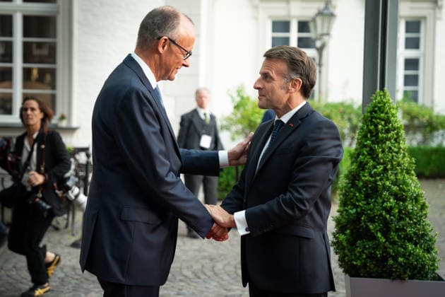 Besuch des Praesidenten der Franzoesischen Republik beim Bundeskanzler in Bensberg am Vorabend zum 26. Deutsch-Franzoesischen Ministerrat Emmanuel Macron Praesidenten der Franzoesischen Republik, bei seiner Ankunft und Begruessung durch den Bundeskanzler Friedrich Merz vor dem Althoff Grandhotel Schloss Bensberg, Bensberg, 16.07.2026 Bensberg Nordrhein-Westfalen Deutschland
