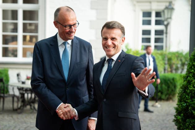 Besuch des Praesidenten der Franzoesischen Republik beim Bundeskanzler in Bensberg am Vorabend zum 26. Deutsch-Franzoesischen Ministerrat Emmanuel Macron Praesidenten der Franzoesischen Republik, bei seiner Ankunft und Begruessung mit besonderer Geste des Praesidenten durch den Bundeskanzler Friedrich Merz vor dem Althoff Grandhotel Schloss Bensberg, Bensberg, 16.07.2026 Bensberg Nordrhein-Westfalen Deutschland