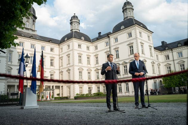 Besuch des Praesidenten der Franzoesischen Republik beim Bundeskanzler in Bensberg am Vorabend zum 26. Deutsch-Franzoesischen Ministerrat Bundeskanzler Friedrich Merz gemeinsam mit Emmanuel Macron Praesidenten der Franzoesischen Republik, wahrend der gemeinsamen Pressestatement zum Besuch des Praesidenten der Franzoesischen Republik im Innenhof und Blick auf das Althoff Grandhotel Schloss Bensberg, Bensberg, 16.07.2026 Bensberg Nordrhein-Westfalen Deutschland