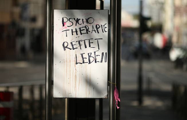 Auf eine Tafel an einem Haltehäuschen einer U-Bahnstation in Köln wurde mit einem Filzstift der Schriftzug: Psychotherapie rettet Leben geschrieben. Köln Nordrhein-Westfalen