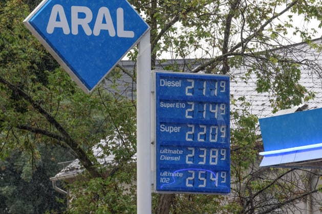 Wie ist die weitere Entwicklung der Spritpreise? Die Spritpreise ziehen weiter an. Am heutigen Freitag ist der letzte Schultag vor den Sommerferien die am Montag beginnen. ARAL Tankstelle in Siegen. Bereits am Vormittag liegen die Spritpreise deutlich hoeher (höher) als zu Beginn der Woche. Der aktuelle Preis fuer (für) Diesel, Super E10 und Super liegt deutlich ueber (über) 2 Euro. Tankstelle, Spritpreise am 17.07.2026 in Siegen Deutschland.