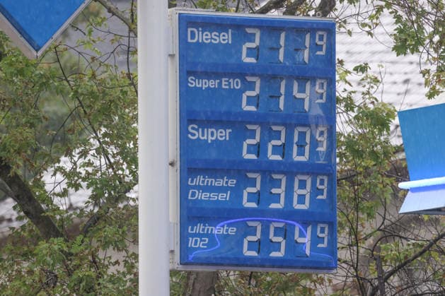 Wie ist die weitere Entwicklung der Spritpreise? Die Spritpreise ziehen weiter an. Am heutigen Freitag ist der letzte Schultag vor den Sommerferien die am Montag beginnen. ARAL Tankstelle in Siegen. Bereits am Vormittag liegen die Spritpreise deutlich hoeher (höher) als zu Beginn der Woche. Der aktuelle Preis fuer (für) Diesel, Super E10 und Super liegt deutlich ueber (über) 2 Euro. Tankstelle, Spritpreise am 17.07.2026 in Siegen Deutschland.