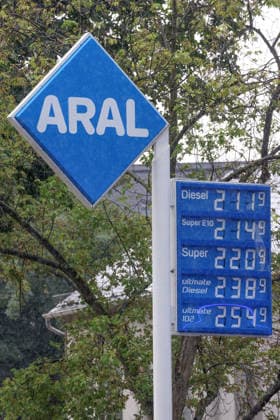 Wie ist die weitere Entwicklung der Spritpreise? Die Spritpreise ziehen weiter an. Am heutigen Freitag ist der letzte Schultag vor den Sommerferien die am Montag beginnen. ARAL Tankstelle in Siegen. Bereits am Vormittag liegen die Spritpreise deutlich hoeher (höher) als zu Beginn der Woche. Der aktuelle Preis fuer (für) Diesel, Super E10 und Super liegt deutlich ueber (über) 2 Euro. Tankstelle, Spritpreise am 17.07.2026 in Siegen Deutschland.