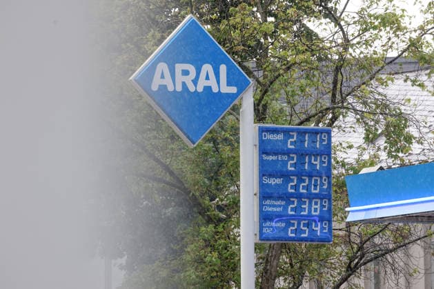 Wie ist die weitere Entwicklung der Spritpreise? Die Spritpreise ziehen weiter an. Am heutigen Freitag ist der letzte Schultag vor den Sommerferien die am Montag beginnen. ARAL Tankstelle in Siegen. Bereits am Vormittag liegen die Spritpreise deutlich hoeher (höher) als zu Beginn der Woche. Der aktuelle Preis fuer (für) Diesel, Super E10 und Super liegt deutlich ueber (über) 2 Euro. Tankstelle, Spritpreise am 17.07.2026 in Siegen Deutschland.