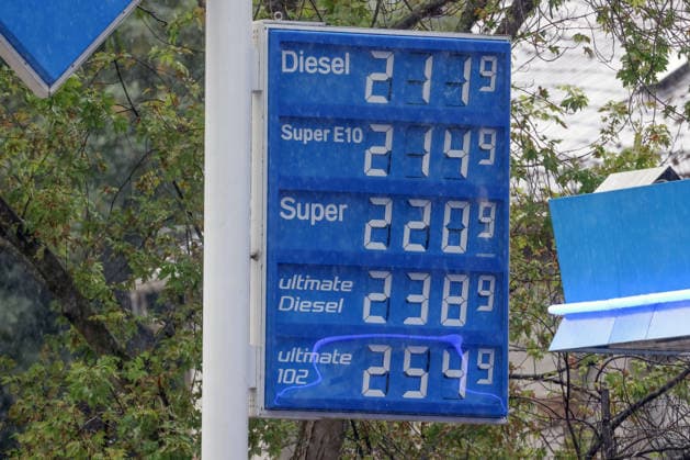 Wie ist die weitere Entwicklung der Spritpreise? Die Spritpreise ziehen weiter an. Am heutigen Freitag ist der letzte Schultag vor den Sommerferien die am Montag beginnen. ARAL Tankstelle in Siegen. Bereits am Vormittag liegen die Spritpreise deutlich hoeher (höher) als zu Beginn der Woche. Der aktuelle Preis fuer (für) Diesel, Super E10 und Super liegt deutlich ueber (über) 2 Euro. Tankstelle, Spritpreise am 17.07.2026 in Siegen Deutschland.