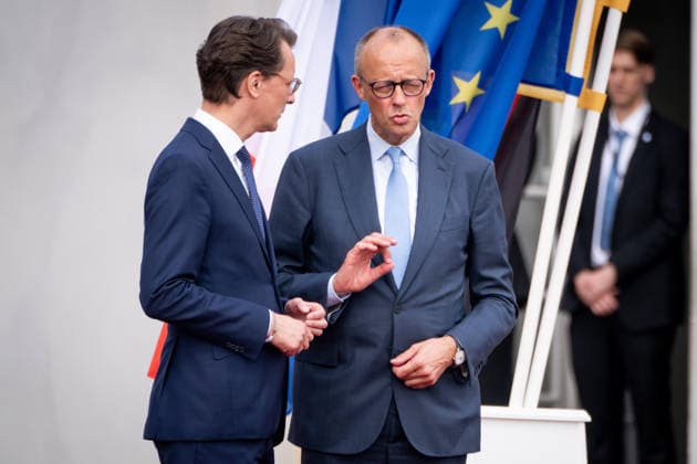 26. Deutsch-Franzoesischen Ministerrat auf Schloss Augustusburg Hendrik Wuest, Ministerpraesidenten des Landes Nordrhein-Westfalen bei der Begruessung des Bundeskanzlers Friedrich Merz auf Schloss Augustusburg, Bruehl, 17.07.2026 Bruehl