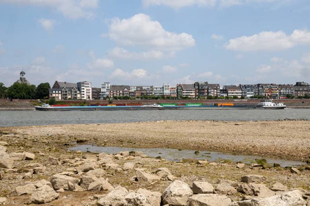 Niedriger Rheinpegel am Pegel Emmerich Für den 17.07.2026 wurde durch die Wasserstraßen- und Schifffahrtsverwaltung des Bundes ein Pegelstand von 15 cm veröffentlicht. Für die Binnenschifffahrt stellt der niedrige Pegel ein Problem dar. Sinkt er zu weit ab, dürfen Schiffe nicht mehr voll beladen werden. Binnenschiff auf dem Rhein vor Emmerich. Emmerich am Rhein, Nordrhein-Westfalen, DEU, Deutschland, 17.07.2026