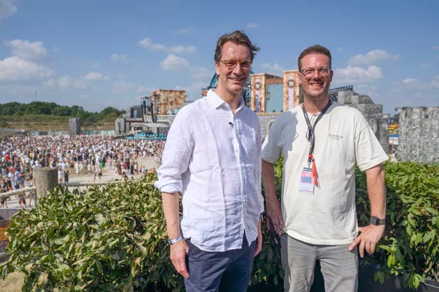 News Themen der Woche KW29 Hendrik Wüst und Bernd Dicks beim beim Rundgang über das Parookaville Festival am Flughafen in Rahmen der Sommertour 2026 des Ministerpräsidenten. Weeze, 17.07.2026