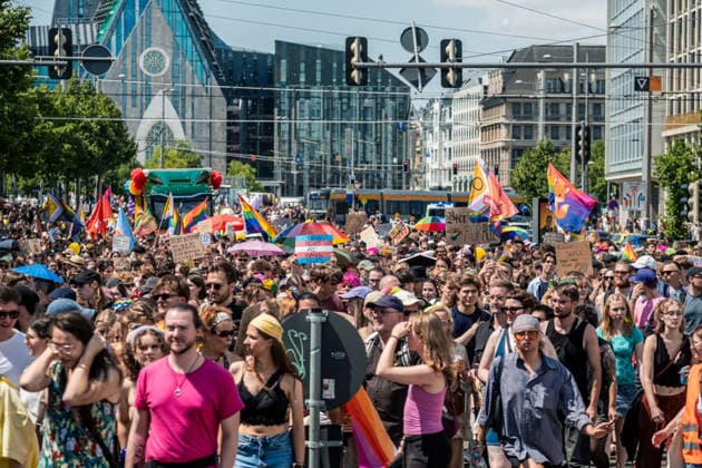 News Bilder des Tages Mehr als 20.000 Menschen beteiligen sich am Demonstrationszug des Christopher Street Day (CSD) 2026 durch die Leipziger Innenstadt. Mit der Veranstaltung setzen die Teilnehmenden ein Zeichen für Vielfalt, Gleichberechtigung sowie die Rechte von LGBTQIA+-Menschen. Leipzig, Sachsen, Deutschland, CSD Leipzig 2026