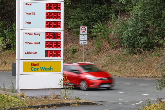 Wie ist die weitere Entwicklung der Spritpreise? Die Spritpreise ziehen weiter an. SHELL Tankstelle in Siegen. Die Spritpreise am fruehen (frühen) Nachmittag. Der aktuelle Preis fuer (für) Diesel, Super E10 und Super liegt weit ueber (über) 2 Euro. Tankstelle, Spritpreise am 19.07.2026 in Siegen Deutschland.