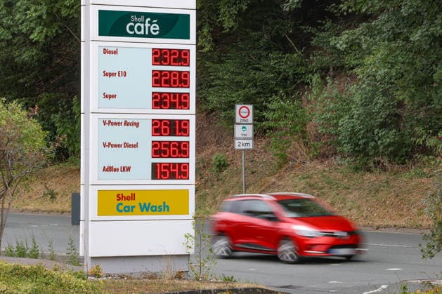 Wie ist die weitere Entwicklung der Spritpreise? Die Spritpreise ziehen weiter an. SHELL Tankstelle in Siegen. Die Spritpreise am fruehen (frühen) Nachmittag. Der aktuelle Preis fuer (für) Diesel, Super E10 und Super liegt weit ueber (über) 2 Euro. Tankstelle, Spritpreise am 19.07.2026 in Siegen Deutschland.