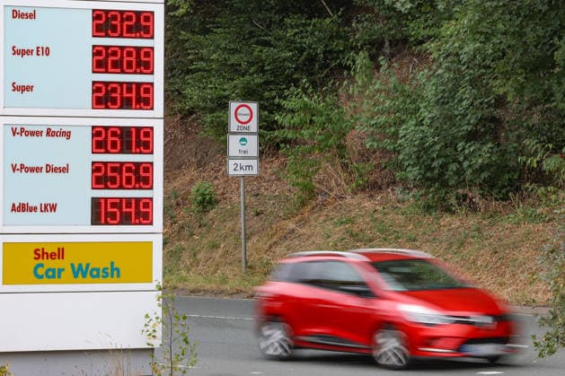Wie ist die weitere Entwicklung der Spritpreise? Die Spritpreise ziehen weiter an. SHELL Tankstelle in Siegen. Die Spritpreise am fruehen (frühen) Nachmittag. Der aktuelle Preis fuer (für) Diesel, Super E10 und Super liegt weit ueber (über) 2 Euro. Tankstelle, Spritpreise am 19.07.2026 in Siegen Deutschland.