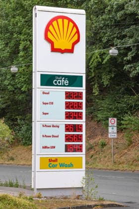 Wie ist die weitere Entwicklung der Spritpreise? Die Spritpreise ziehen weiter an. SHELL Tankstelle in Siegen. Die Spritpreise am fruehen (frühen) Nachmittag. Der aktuelle Preis fuer (für) Diesel, Super E10 und Super liegt weit ueber (über) 2 Euro. Tankstelle, Spritpreise am 19.07.2026 in Siegen Deutschland.