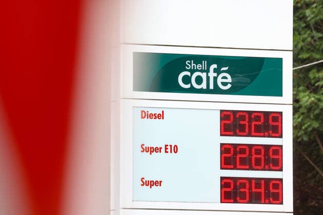 Wie ist die weitere Entwicklung der Spritpreise? Die Spritpreise ziehen weiter an. SHELL Tankstelle in Siegen. Die Spritpreise am fruehen (frühen) Nachmittag. Der aktuelle Preis fuer (für) Diesel, Super E10 und Super liegt weit ueber (über) 2 Euro. Tankstelle, Spritpreise am 19.07.2026 in Siegen Deutschland.