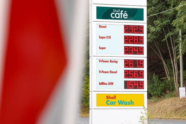 Wie ist die weitere Entwicklung der Spritpreise? Die Spritpreise ziehen weiter an. SHELL Tankstelle in Siegen. Die Spritpreise am fruehen (frühen) Nachmittag. Der aktuelle Preis fuer (für) Diesel, Super E10 und Super liegt weit ueber (über) 2 Euro. Tankstelle, Spritpreise am 19.07.2026 in Siegen Deutschland.