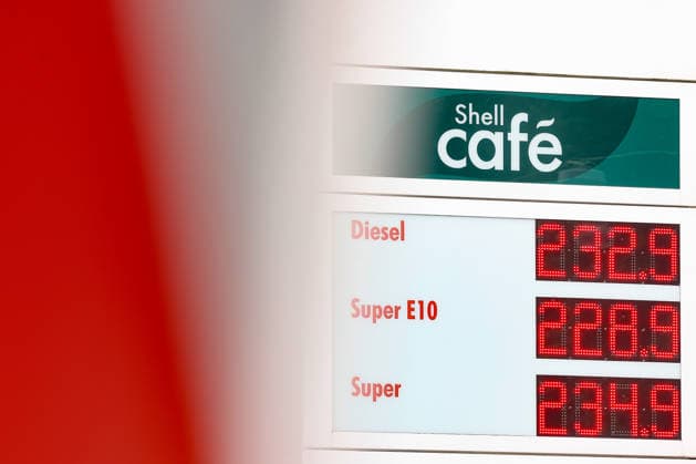 Wie ist die weitere Entwicklung der Spritpreise? Die Spritpreise ziehen weiter an. SHELL Tankstelle in Siegen. Die Spritpreise am fruehen (frühen) Nachmittag. Der aktuelle Preis fuer (für) Diesel, Super E10 und Super liegt weit ueber (über) 2 Euro. Tankstelle, Spritpreise am 19.07.2026 in Siegen Deutschland.