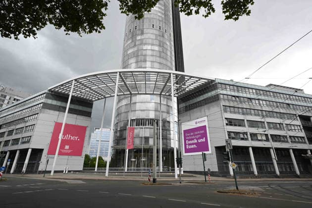 Der Umzug von Evonik in den ehemaligen RWE Tower am Essener Opernplatz kann starten: die Stadt Essen hat die vorsorgliche Sperrung wegen Brandschutzmaengeln aufgehoben, Die neue Konzernzentrale von EVONIK in Essen, Evonik-Tower, ehemaliger RWE Tower, Aussenansicht, Hochhaus, Glaspapalast, Essen, 20.07.2026