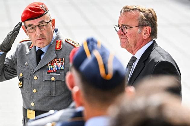 Feierliches Gelöbnis im Bundesministerium der Verteidigung anlässlich des 82. Jahrestages des 20. Juli 1944 ** NUR FÜR REDAKTIONELLE ZWECKE ** EDITORIAL USE ONLY **<p>Feierliches Gelöbnis im Bundesministerium der Verteidigung anlässlich des 82. Jahrestages des 20. Juli 1944, rund 240 Rekrutinnen und Rekruten der Bundeswehr bei einem feierlichen Appell ihr Gelöbnis ab, fotografiert am 20.07.2026 in Berlin. General Carsten Breuer (l), Generalinspekteur der Bundeswehr und Boris Pistorius (SPD), Bundesminister der Verteidigung. Berlin Berlin Berlin Copyright: MaurizioxGambarini