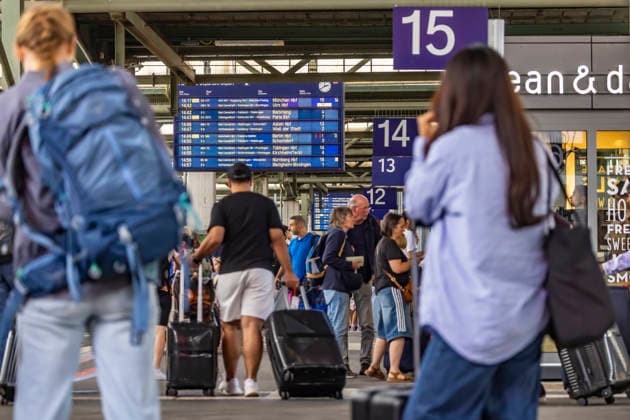 Reisende im Bahnhof, Fahrgäste und Abfahrttafel im Hauptbahnhof Stuttgart. 21.07.2026, Stuttgart, Baden-Württemberg, Deutschland