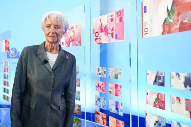 Vorstellung neuer Designvorschlaege zu EURO Banknoten durch die EZB Christine Lagarde, die Praesidentin der Europaeischen Zentralbank (EZB) an den Ausstellungstafel der engeren Auswahl von Designvorschlaegen zukuneftiger EURO Banknoten in der Europaeischen Union und des europaeischen Waehrungsraum, Frankfurt am Main, 23.07.2026 Frankfurt am Main Hessen Deutschland