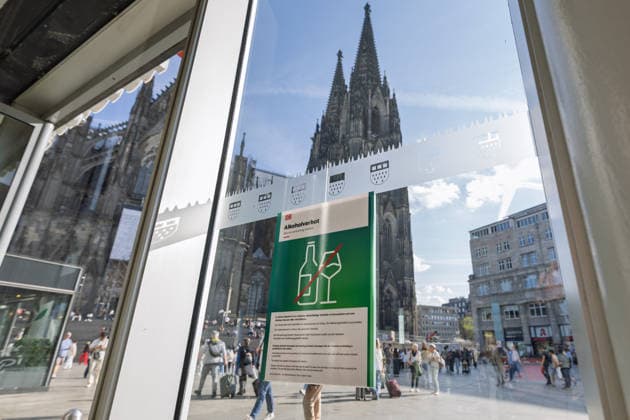 Alkoholverbot am Kölner Hauptbahnhof Hinweisschild der Deutschen Bahn zum Alkoholverbot am Kölner Hauptbahnhof, im Hintergrund der Kölner Dom: Nach zunehmender Gewalt gegen Bahnpersonal und Reisende sowie einem aktuellen Übergriff auf einen Sicherheitsmitarbeiter weitet die DB InfraGO das seit April 2025 in Köln geltende Alkoholverbot 2026 bundesweit aus. Köln Nordrhein-Westfalen Deutschland Copyright: xMarcxJohnx