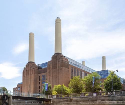 Sanierung des Battersea Kraftwerks mit ikonischen Kaminen aus der Themse, Battersea, London, England, Großbritannien Redevelopment Battersea power station with iconic chimneys from River Thames, Battersea, London, England, UK Copyright: imageBROKER IanxMurray iblimu18534859.jpg