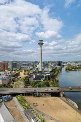 24.07.2026. Düsseldorf. Stadtansicht der Landeshauptstadt Düsseldorf. (l-r) Polizeipräsidium, Stadttor, Rheinturm mit Landtag NRW und Medienhafen. Düsseldorf Innenstadt Hafen Medienhafen Nordrhein-Westfalen Deutschland