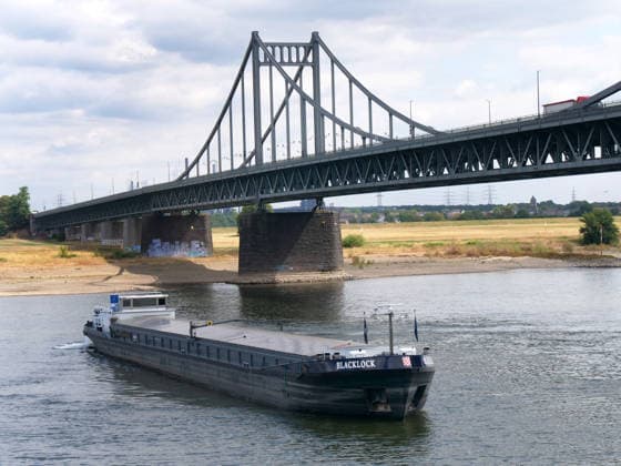 Beobachtungen bei Krefeld-Uerdingen auf Binnenschiffe auf dem Rhein bei Niedrigwasser. Wirtschaft-Binnenhandel - Binnenschiffe auf dem Rhein.
