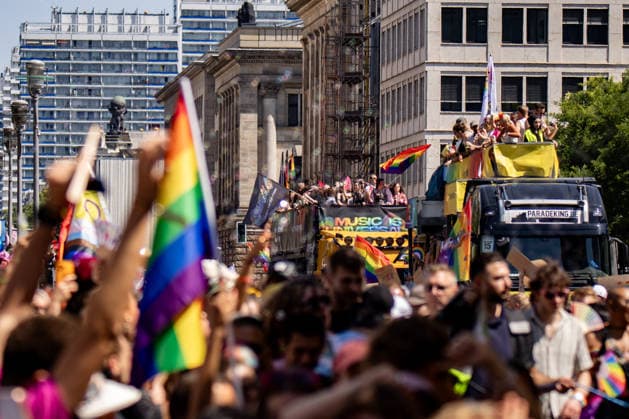 Menschen beim 48. Christopher Street Day Demonstration in Berlin am 25. Juli 2026. Christopher Street Day Demo in Berlin