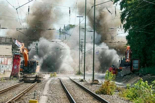News Bilder des Tages CNTV BRUECKE- Mit viel Rauch und Qualm wurde heute eine weitere Bruecke gesprengt im umfeld der Abrissarbeiten Sternenbruecke Sprengung einer Eisenbahnbrücke 25.07.2026 Hamburg - Diebsteich auf der DB Baustelle Arbeiten zur Verlegung des Bahnhofs Hamburg-Altona In der Nähe des S-Bahnhofs Diebsteich wird ein Kreuzungsbauwerk zurückgebaut. Hamburg Deutschland