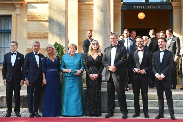 v.li: Joachim SAUER,Michel FRIEDMANN, Karin BAUMUELLER SOEDER; Angela MERKEL,Katharina WAGNER; Markus SOEDER (Ministerpraesident Bayern und CSU Vorsitzender), OB Andreas ZIPPEL und sein Partner. Eroeffnung der Bayreuther Richard Wagner Festspiele 2026, Roter Teppich am 25.07.2026. Gruener Huegel,