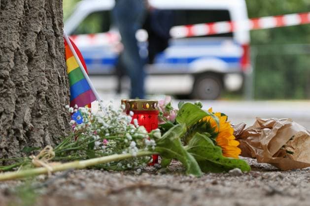 Berlin, Deutschland, 26.07.2026: Auto fährt bei CSD in Menschenmenge: Am nächsten Tag wurden am Tatort Blumen niedergelegt Copyright: xdtsxNachrichtenagenturx dts_128540