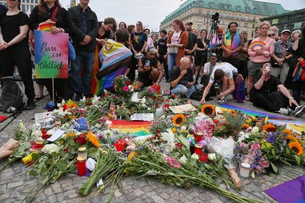 Berlin, Deutschland, 26.07.2026: Pariser Platz: Demo aus Protest gegen den Anschlag auf den CSD: Keine 24 Stunden nachdem ein Auto in eine Menschenmenge gefahren ist, haben sich Menschen vor dem Bandenburger Tor versammelt, um ihrem Protest Ausdruck zu verleihen. Copyright: xdtsxNachrichtenagenturx dts_128560