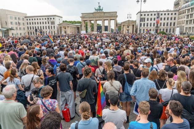 Trauer- und Gedenkveranstaltung für die Opfer des CSD-Anschlags, Brandenburger Tor, Berlin, 26. Juli 2026 Deutschland, Berlin, 26. Juli 2026, Trauer- und Gedenkveranstaltung für die Opfer des CSD-Anschlags, Brandenburger Tor,, 17 Stunden nach dem Terroranschlag im Tiergarten, bei dem ein Mensch starb und weitere teils schwer verletzt wurden, 5.000 Leute versammeln sich am Pariser Platz, aufgerfen hatte der Berliner FLINTA-Chor D-Dur Dykes, Sonntag ab 14 Uhr,