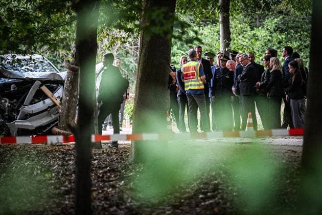 Anschag in Berlin Auto rast in Menschenmenge - CSD in Berlin ** NUR FÜR REDAKTIONELLE ZWECKE ** EDITORIAL USE ONLY **<p>Eine Gruppe mit unter anderem Barbara Slowik Meisel Polizeipräsidentin der Polizei Berlin, Kai Wegner (CDU), Regierender Bürgermeister von Berlin, Bundesinnenminister Alexander Dobrindt (CSU), betrachtet den Ort, an dem ein Fahrzeug auf einen Baum geprallt ist. Am Rande des Christopher Street Day in Berlin war das Fahrzeug in eine Menschenmenge gefahren. Dabei wurde eine Frau getötet, 16 weitere Menschen verletzt, zum Teil schwer. , fotografiert am 26.07.2026 in Berlin. Berlin Berlin Berlin Copyright: MaurizioxGambarini