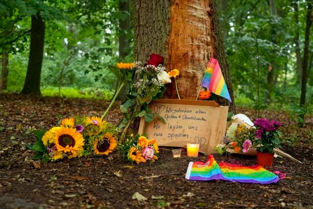 ABB AMOKLAUF - Blumen Schilder zum gedenken an die Opfer am Baum wo das Unfall Fahrzeug zum stehen kam im Tiergarten am Ahornsteig in Berlin 26.07.2027 Nach dem mutmaßlich islamistisch motivierten Terroranschlag beim CSD in Berlin es war eine grosse Party bis der mutmassliche Taeter mit einem Pkw in die Menschen raste. Der Schock sitzt tief Berlin Deutschland
