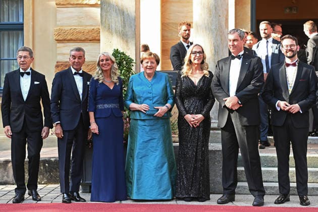 v.li:Joachim SAUER, Michel FRIEDMANN,Karin BAUMUELLER SOEDER, Angela MERKEL (Bundeskanzlerin a.D.), Katharina WAGNER,Markus SOEDER (Ministerpraesident Bayern und CSU Vorsitzender), Andreas ZIPPEL (OB Bayreuth), Eroeffnung der Bayreuther Richard Wagner Festspiele 2026, Roter Teppich am 25.07.2026. Gruener Huegel,