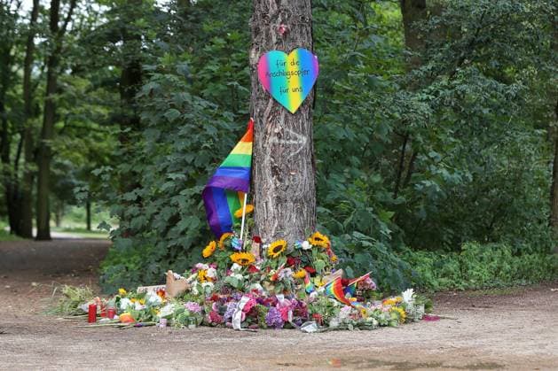 Berlin, Deutschland, 27.07.2026: Auto fährt bei CSD in Menschenmenge: Am Tatort haben Menschen Blumen niedergelegt, auf einem Schild steht Für die Anschlagsopfer - für uns Copyright: xdtsxNachrichtenagenturx dts_128661