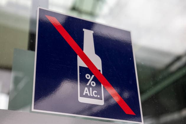 Alkoholverbot an deutschen Bahnhöfen: Hinweisschild am Eingang vom Mannheimer Hauptbahnhof Copyright: xUdoxHerrmannx