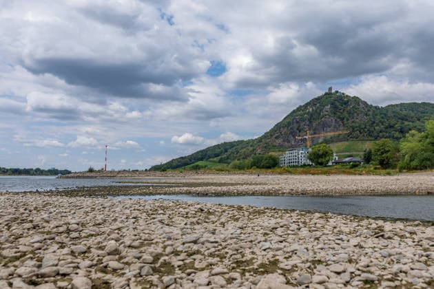 Niedrigwasser am Rhein zwischen Rhöndorf und Bad Honnef Niedrigwasser am Rhein zwischen Rhöndorf und Bad Honnef: Bei anhaltender Trockenheit und einer neuen Hitzewelle liegt das Flussbett teilweise trocken, der Pegel Oberwinter zeigt nur noch 18 cm. Der Schiffsverkehr ist wegen des Niedrigwassers stark eingeschränkt, eine Besserung ist nicht in Sicht. Im Hintergrund der Drachenfels. Bad Honnef Rhöndorf Nordrhein-Westfalen Deutschland Copyright: xMarcxJohnx