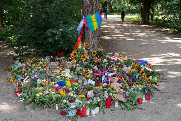 28.07.2026, Berlin, Deutschland, Europa - An einer improvisierten Gedenkstaette aus Blumen und Kerzen an einem Baum am Tatort in Tiergarten wird der Opfer des islamistischen Terroranschlages waehrend des Christopher Street Day CSD gedacht.