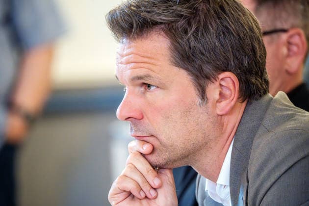 Steffen Krach, SPD-Spitzenkandidat zur Abgeordnetenhauswahl, Podiumsdiskussion in Dahlem, Mittwochabend, Berlin, 29. Juli 2026 Deutschland, Berlin, 29. Juli 2026, Steffen Krach, SPD-Spitzenkandidat zur Abgeordnetenhauswahl, öffentliche Podiumsdiskussion zum Thema: Ist die Wehrhafte Demokratie nur ein Lippenbekenntnis?, AfD-Verbot, veranstaltet vom Bündnis Südwest Weltoffen, Gemeindehaus der Evangelischen Kirche Dahlem,