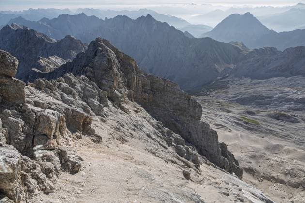 Ausblick von der Zugspitze, Wettersteingebirge, Oberbayern, Bayern, Deutschland View from the Zugspitze, Wetterstein Mountains, Upper Bavaria, Bavaria, Germany Copyright: imageBROKER AnnaReinert ibxann17953661.jpg