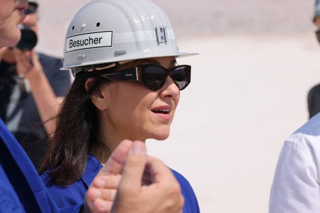Bundeswirtschaftsministerin Reiche Bergbau 30.07.2026, Germany,Sachsen-Anhalt, Zielitz, Bergbau, Produktion, Rohstoffe, Bundeswirtschaftsministerin Katherina Reiche auf Fahrt über das Kali bergwerk der K und S AG , das Europa komplett mit Kali Salzen für die Agra Dünger versorgt, hier die weisse Halde 120 m Hoch Zielitz Sachsen-Anhalt Germany