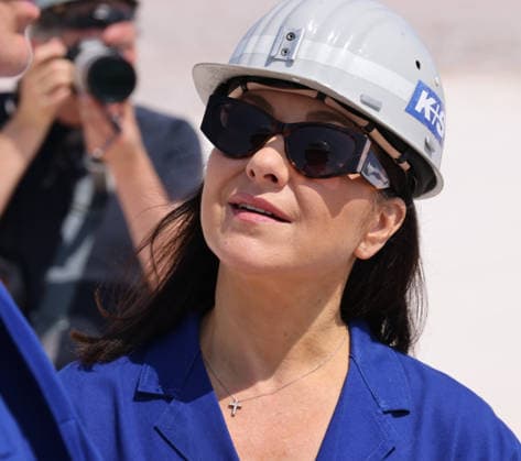 Bundeswirtschaftsministerin Reiche Bergbau 30.07.2026, Germany,Sachsen-Anhalt, Zielitz, Bergbau, Produktion, Rohstoffe, Bundeswirtschaftsministerin Katherina Reiche auf Fahrt über das Kali bergwerk der K und S AG , das Europa komplett mit Kali Salzen für die Agra Dünger versorgt, hier die weisse Halde 120 m Hoch Zielitz Sachsen-Anhalt Germany