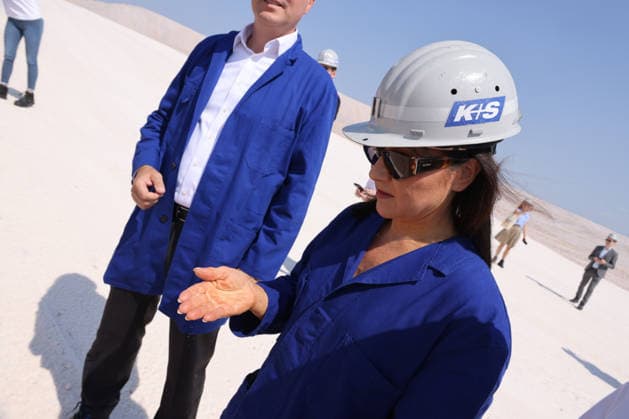 Bundeswirtschaftsministerin Reiche Bergbau 30.07.2026, Germany,Sachsen-Anhalt, Zielitz, Bergbau, Produktion, Rohstoffe, Bundeswirtschaftsministerin Katherina Reiche auf Fahrt über das Kali bergwerk der K und S AG , das Europa komplett mit Kali Salzen für die Agra Dünger versorgt, hier die weisse Halde 120 m Hoch Zielitz Sachsen-Anhalt Germany